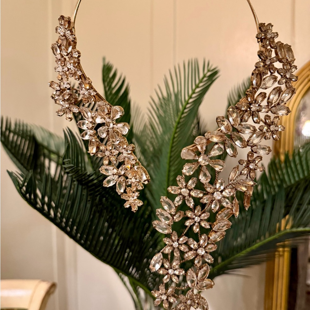 🛑 SOLD 🛑 BCBGMaxAzria Gold Floral Crystal Necklace